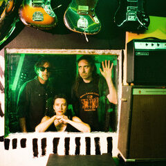 A Place To Bury Strangers – Exploding Hits